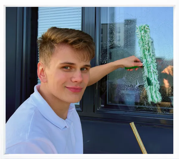 Ikkunanpesijä pesulasta kädessä